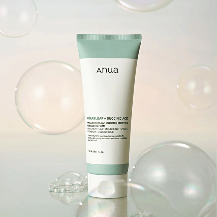 Imagen de producto de Anua Heartleaf + Succinic Acid Moisture Cleansing Foam rodeado de burbujas transparentes. La imagen refuerza la sensación de limpieza suave, frescura y una espuma ligera y aireada.