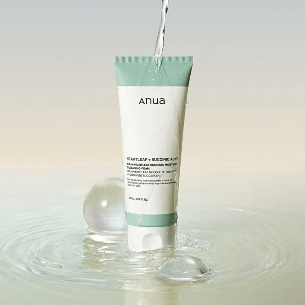 Imagen de producto en la que el limpiador está rodeado de agua corriente y gotas de agua. La imagen comunica una experiencia de limpieza fresca, hidratante y suave, con énfasis en la pureza y la hidratación.
