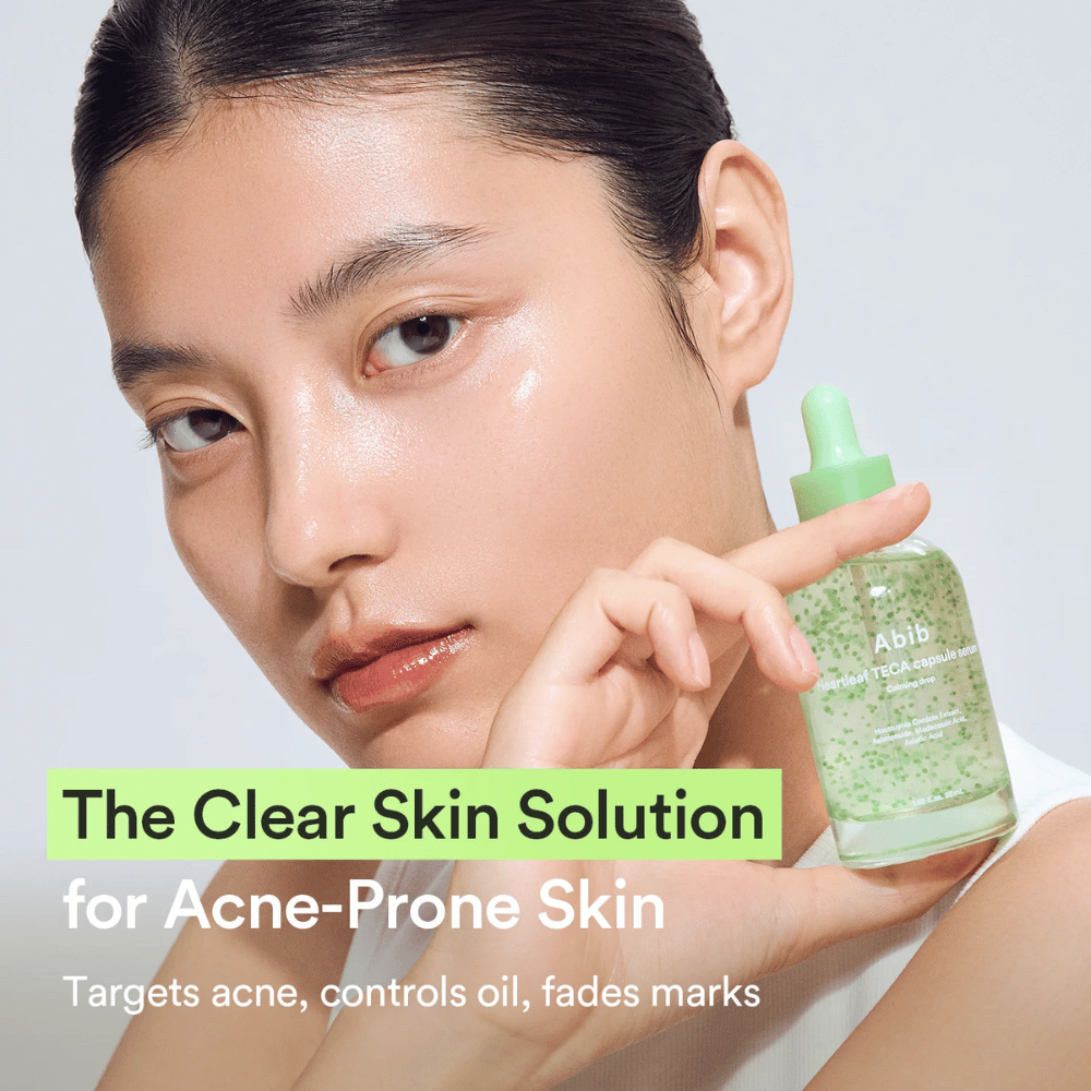 Imagen promocional con una modelo que sostiene Abib Heartleaf TECA Capsule Serum junto con texto sobre una piel más clara para piel propensa al acné y control del exceso de grasa.