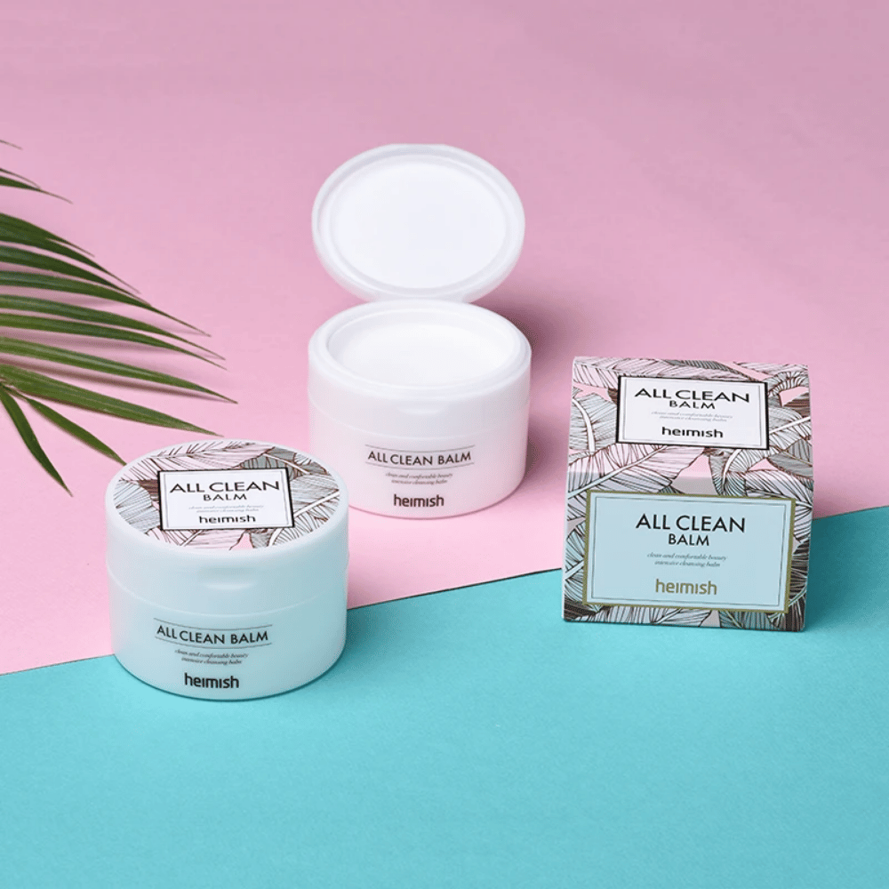 Heimish All Clean Balm 120ml y una palma sobre fondo rosa y azul, adecuado para piel sensible.