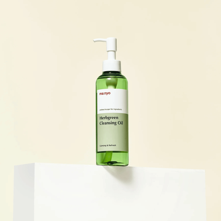 ma:nyo Herbgreen Cleansing Oil en pedestal, aceite limpiador coreano suave con extractos de hierbas verdes para la limpieza diaria del rostro