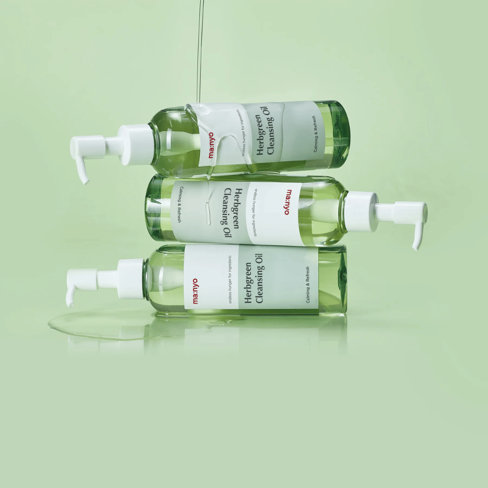 ma:nyo Herbgreen Cleansing Oil aceite limpiador en botellas apiladas, limpieza con aceite que disuelve el maquillaje, protector solar e impurezas sin resecar la piel