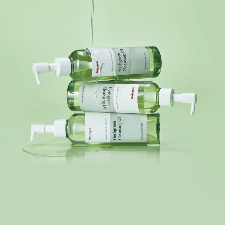 ma:nyo Herbgreen Cleansing Oil aceite limpiador en botellas apiladas, limpieza con aceite que disuelve el maquillaje, protector solar e impurezas sin resecar la piel
