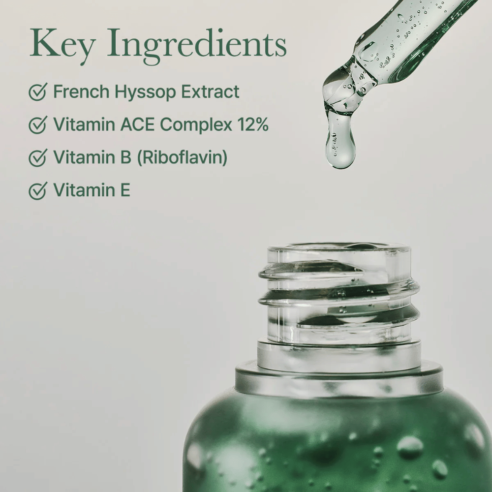 Primer plano de botella de suero con pipeta y texto sobre ingredientes clave como extracto de hisopo, complejo de vitaminas ACE y vitamina E.