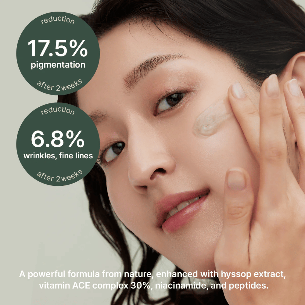 Mujer aplica Arencia Holy Hyssop Serum 30 – suero clínicamente probado que reduce la pigmentación en un 17,5 % y las líneas finas en un 6,8 % en dos semanas.