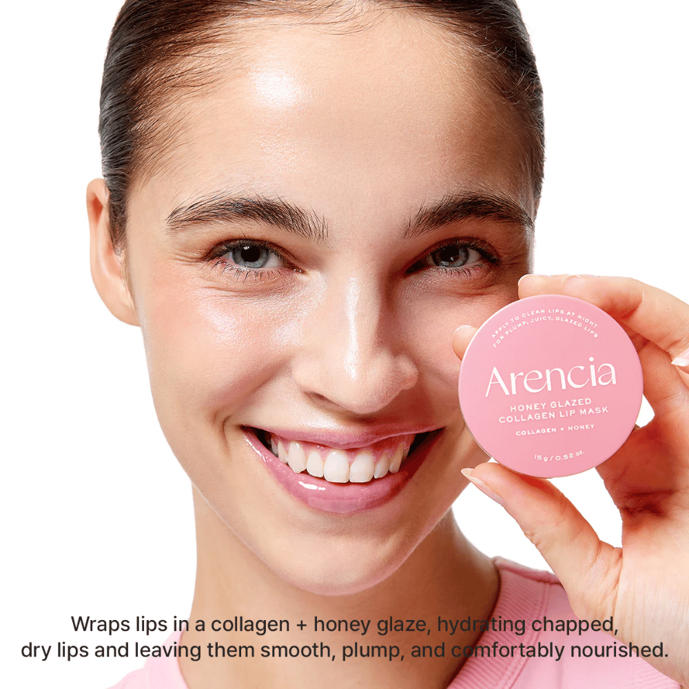 La modelo sostiene Arencia Honey Glazed Collagen Lip Mask y muestra resultados con labios brillantes, hidratados y más voluminosos. El enfoque está en el cuidado intensivo para labios secos y agrietados.