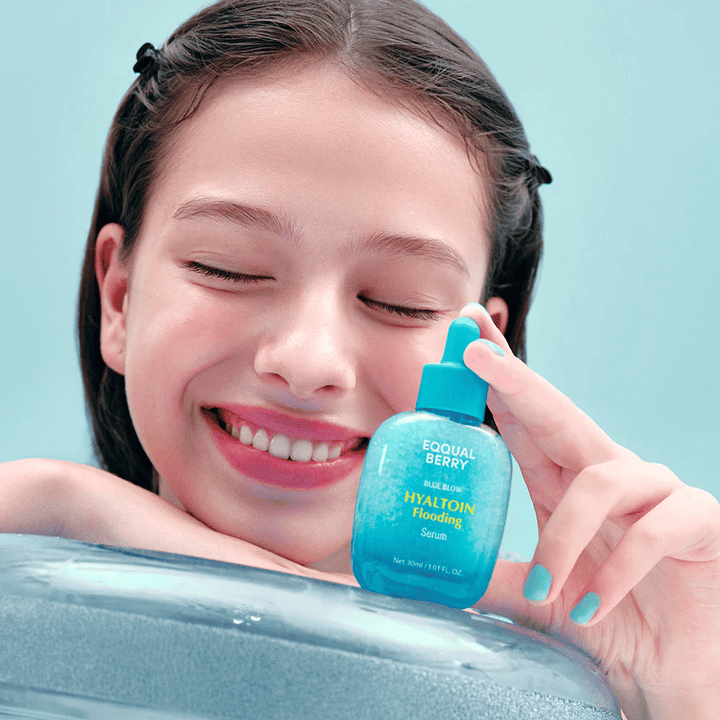 Modelo sostiene EQUAL BERRY Hyaltoin Flooding Serum – suero facial hidratante para piel suave y rellena