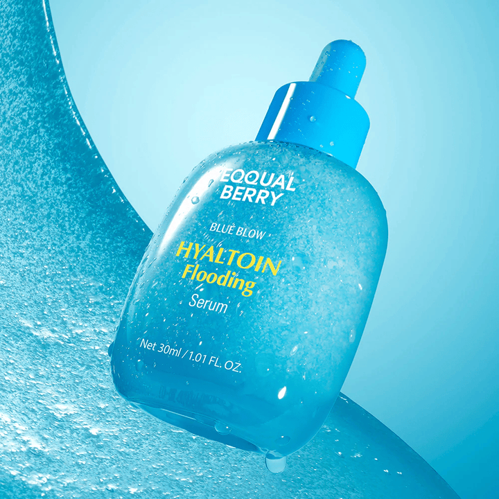 EQUAL BERRY Blue Blow Hyaltoin Flooding Serum 30 ml – suero hidratante con ácido hialurónico y efecto calmante, imagen del producto con textura de agua