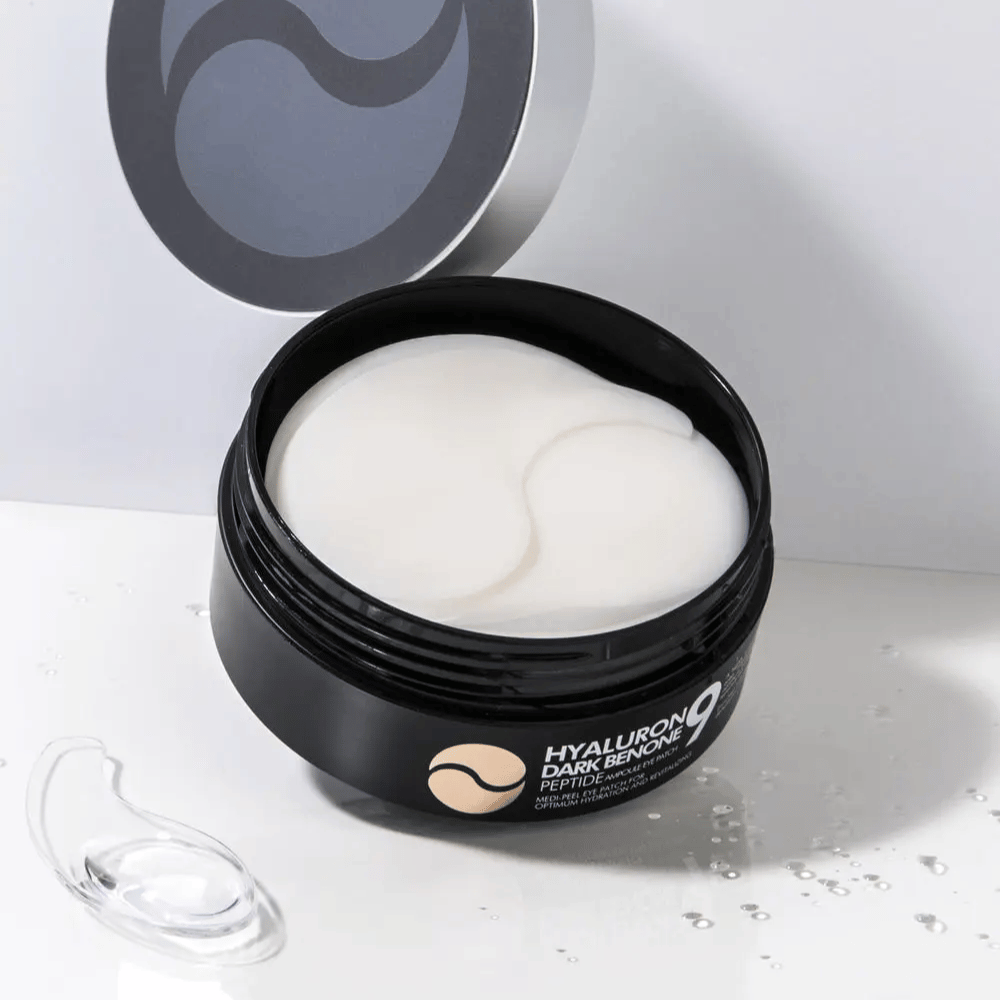 Primer plano de Hyaluron Dark Benone Peptide 9 Ampoule Eye Patch – parches de hidrogel suaves para los ojos que ayudan a hidratar, suavizar y revitalizar la piel debajo de los ojos.