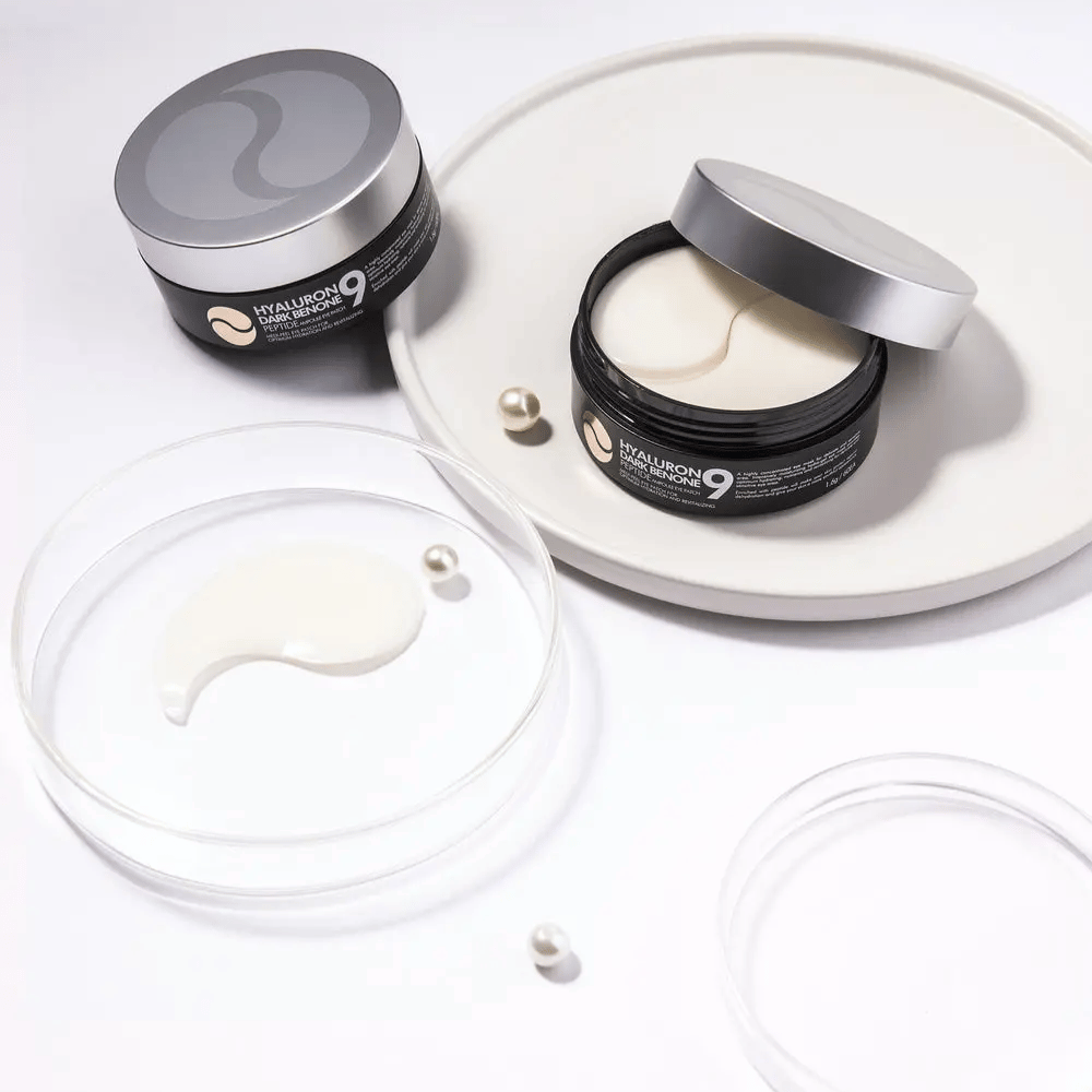Hyaluron Dark Benone Peptide 9 Ampoule Eye Patch en tarro abierto con parches de hidrogel – máscara de ojos intensamente hidratante con péptidos y ácido hialurónico.