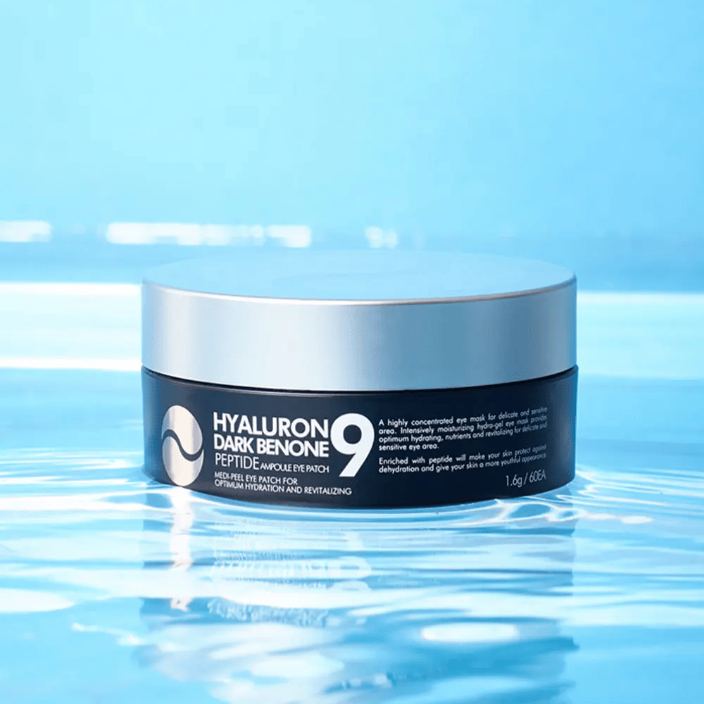 Hyaluron Dark Benone Peptide 9 Ampoule Eye Patch colocada en la superficie del agua – parches de ojos coreanos hidratantes con ácido hialurónico y péptidos para una piel más fresca alrededor de los ojos.
