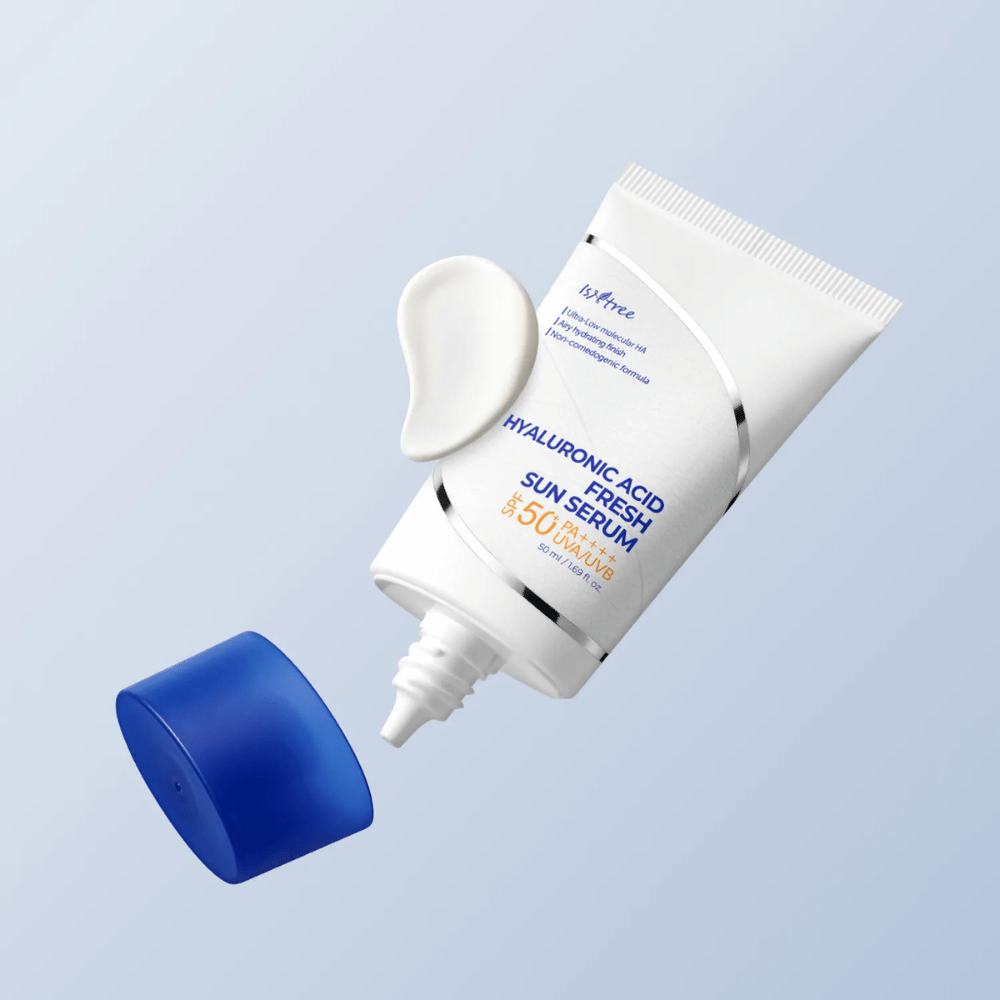 Isntree Hyaluronic Acid Fresh Sun Serum es un suero solar ligero con SPF50+ PA++++ que protege contra UVA/UVB mientras hidrata con ácido hialurónico. Perfecto para piel sensible.