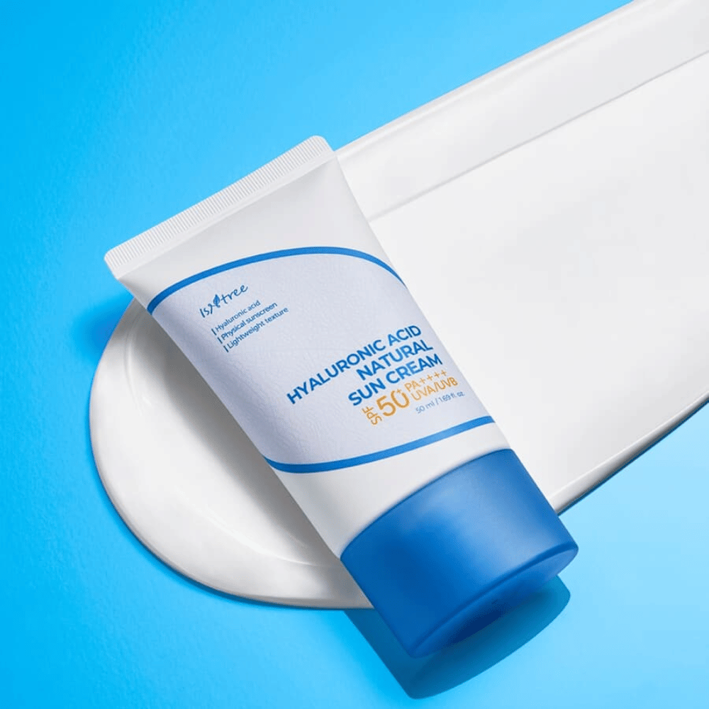 Isntree Hyaluronic Acid Natural Sun Cream es un protector solar físico con SPF50+ PA++++ que protege la piel de la radiación UV mientras hidrata con ácido hialurónico. La fórmula ligera es adecuada para pieles sensibles y no deja una película blanca.