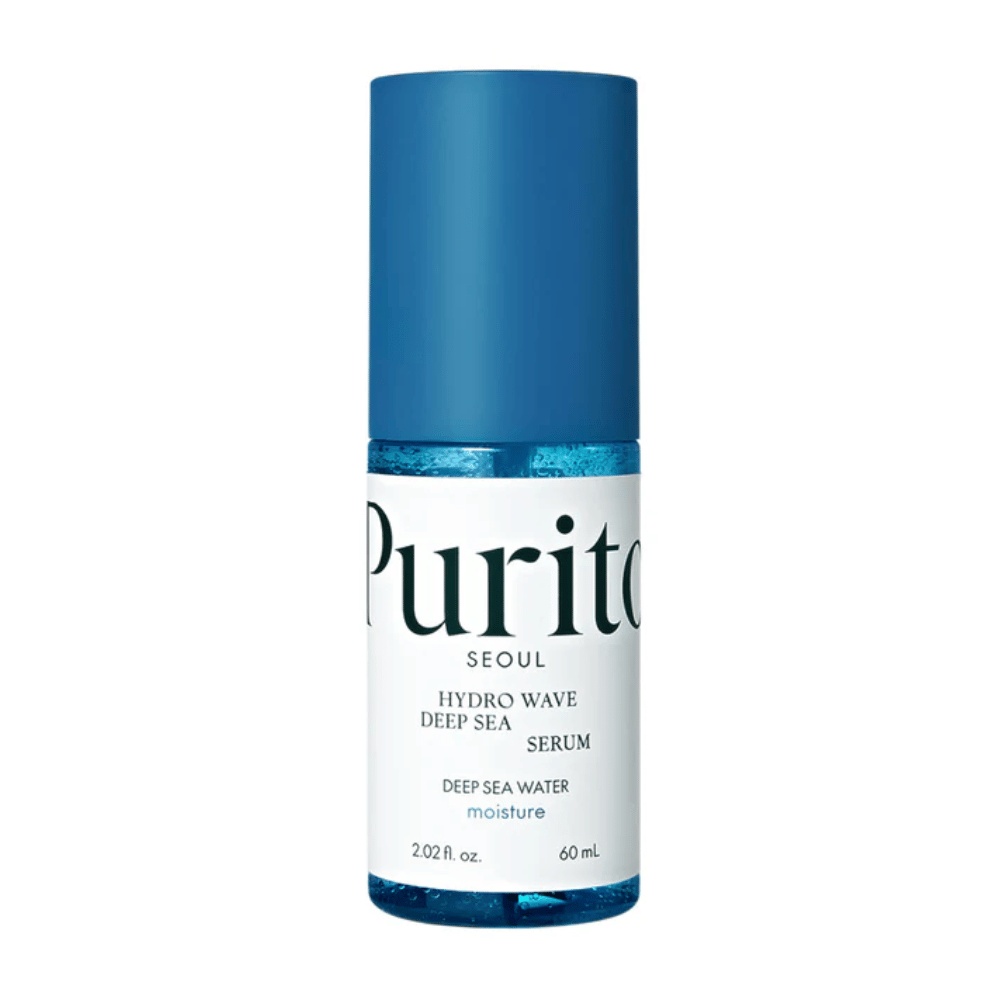 Una imagen del producto de Purito Hydro Wave Deep Sea Serum. La botella es transparente con una tapa azul y contiene un suero azul profundo. El texto en la etiqueta indica que el producto es de 60 ml y que ofrece propiedades hidratantes con agua de mar profunda. El diseño es limpio y moderno.