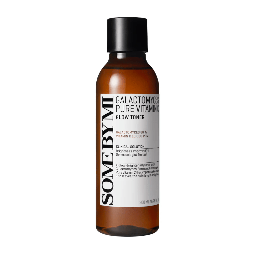 Imagen de SOME BY MI Galactomyces Pure Vitamin C Glow Toner. El producto se presenta en una botella transparente con tapa negra y etiquetado claro. Contiene 88% de galactomyces y 10,000 ppm de vitamina C, lo que proporciona un tono de piel más brillante y mejora el resplandor de la piel. El contenido de la botella está dermatológicamente probado.