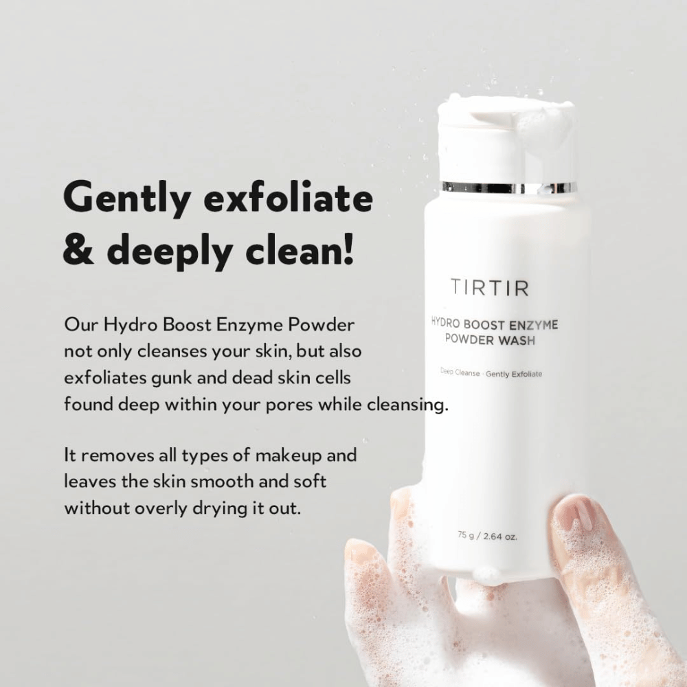 Una mano sostiene una botella de TIRTIR Hydro Boost Enzyme Powder Wash, un producto para el cuidado de la piel que exfolia y limpia profundamente. La botella es blanca con texto y en la mano se forma una espuma blanca.