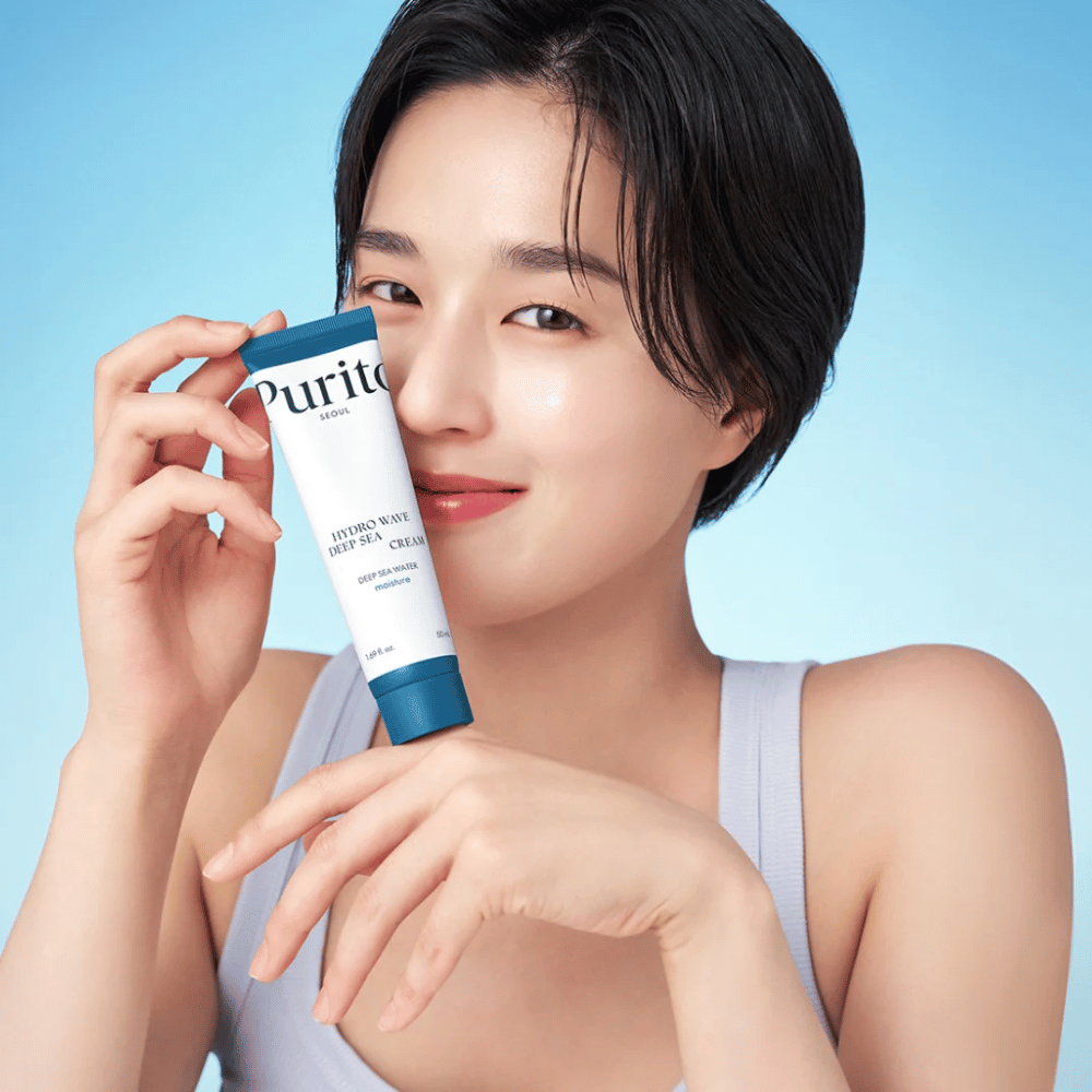 Purito Hydro Wave Deep Sea Cream es una crema facial intensamente hidratante que contiene agua de mar, lo que ayuda a proporcionar a la piel humedad y nutrición duraderas. Su textura ligera, similar a un gel, se absorbe rápidamente sin dejar una sensación pegajosa, lo que la hace ideal para uso diario.