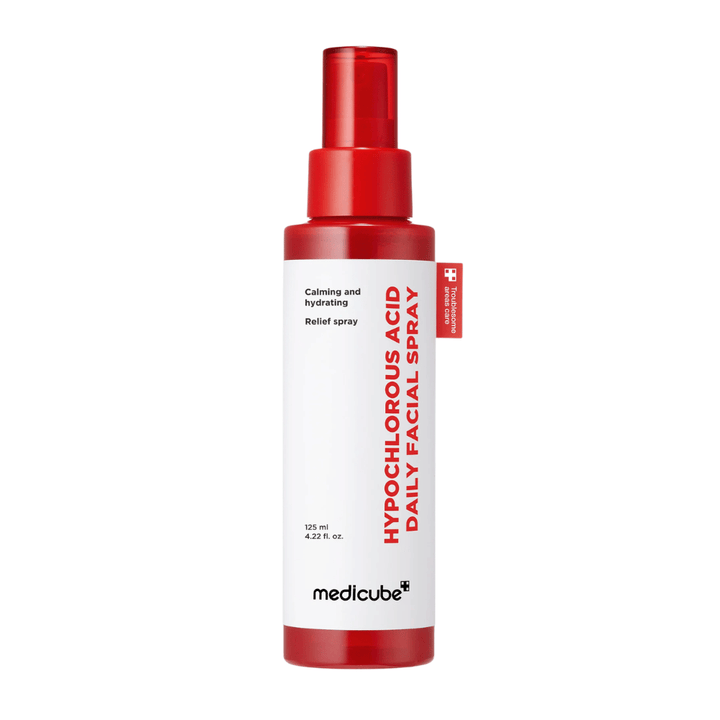 Imagen de producto recortada de Medicube Hypochlorous Acid Daily Facial Spray sobre un fondo claro. El diseño rojo y blanco de la botella es el centro de atención y muestra el aspecto limpio y profesional del producto.