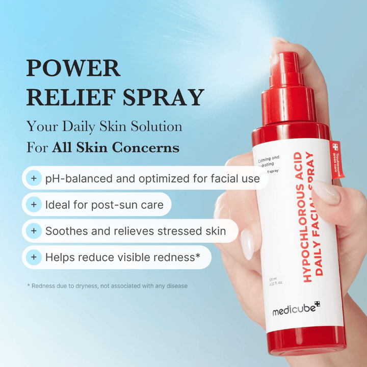 Imagen de marketing con fondo azul donde el spray se sostiene en una mano durante su uso. La imagen destaca las áreas de uso del producto, como equilibrar el pH de la piel, proporcionar cuidado después de la exposición al sol, calmar la piel estresada y reducir el enrojecimiento visible.