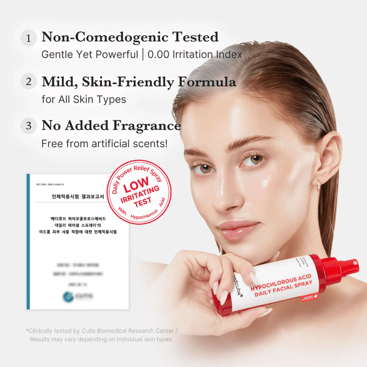 Modelo que sostiene Medicube Hypochlorous Acid Daily Facial Spray junto con información de que el producto ha sido probado para baja irritación, no contiene fragancia y es apto para todo tipo de piel. En el fondo se muestra un certificado de prueba para reforzar la credibilidad del producto.