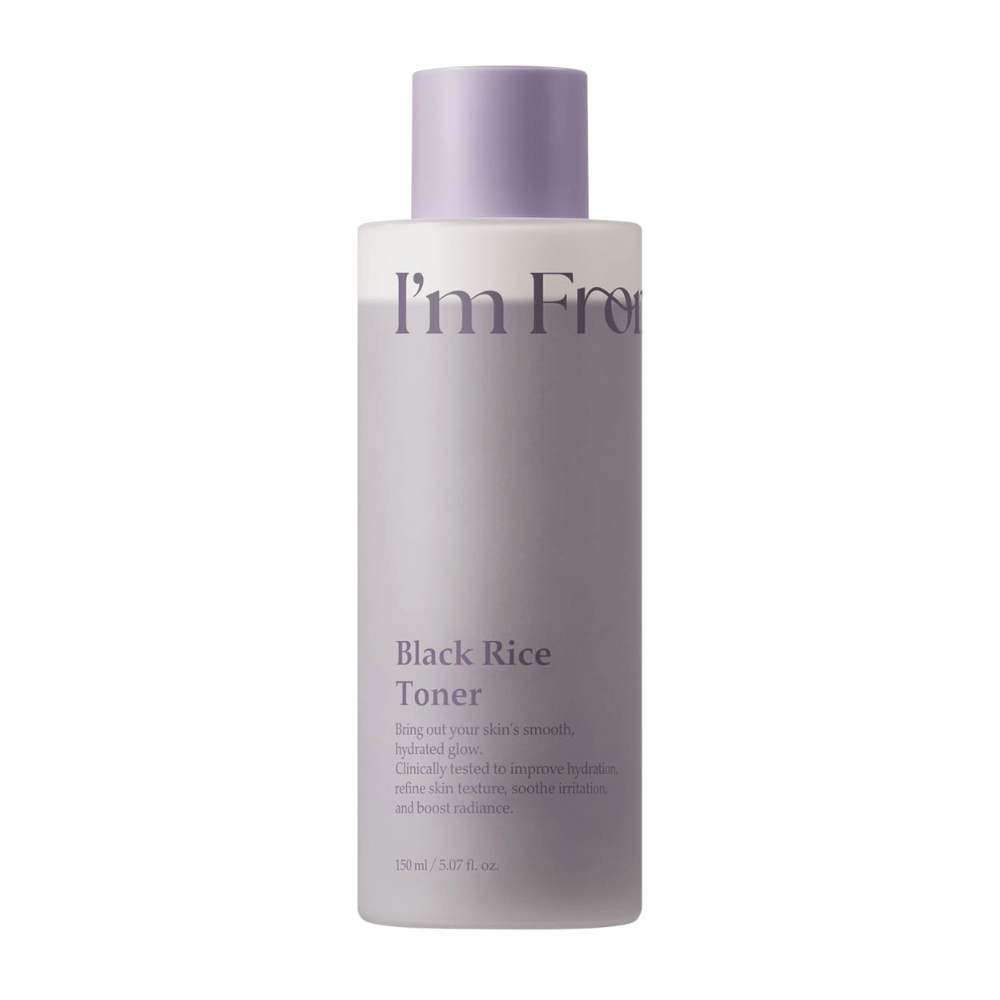 I'm From Black Rice Toner 150 ml, tónico facial hidratante con arroz negro en una botella lila claro sobre fondo blanco.