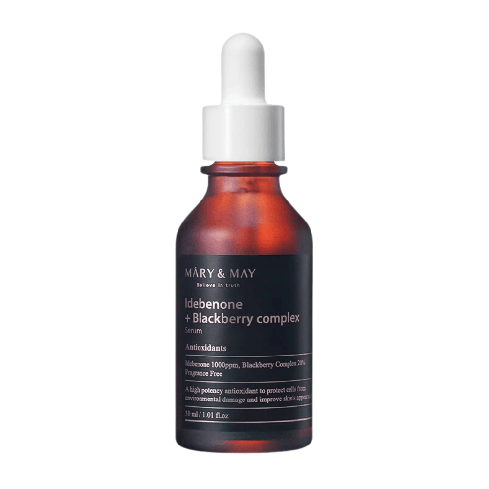 Imagen de MARY & MAY Idebenone + Blackberry Complex Serum en una elegante botella de vidrio oscuro. El suero contiene 1000 ppm de idebenona y 20% de complejo de mora, lo que proporciona potentes antioxidantes para proteger la piel de los daños ambientales y mejorar su apariencia. El diseño de la botella resalta la calidad y efectividad del producto.