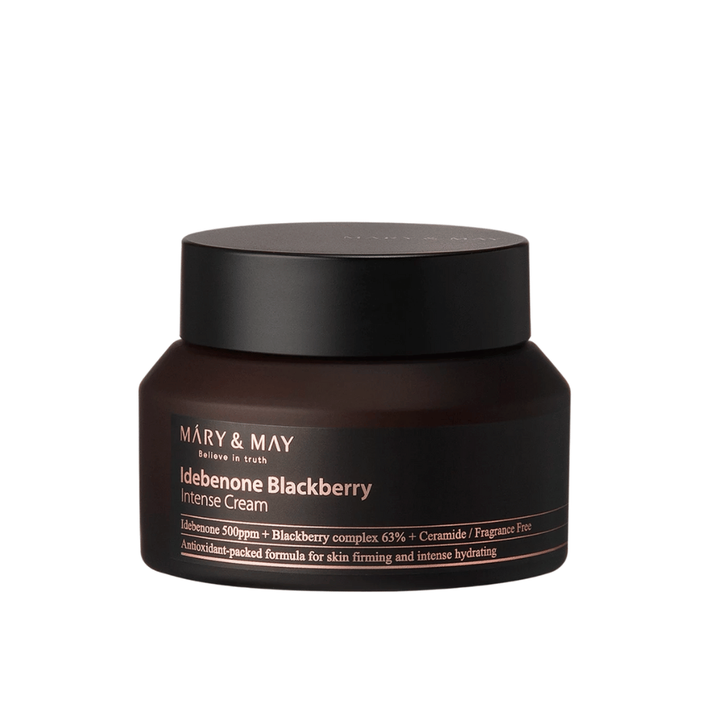 Un frasco con MARY & MAY Idebenone Blackberry Intense Cream. Esta crema contiene 500 ppm de idebenona, 63% de complejo de mora y ceramidas, diseñada para proporcionar hidratación intensa y firmeza a la piel. Fórmula sin fragancia y enriquecida con antioxidantes.