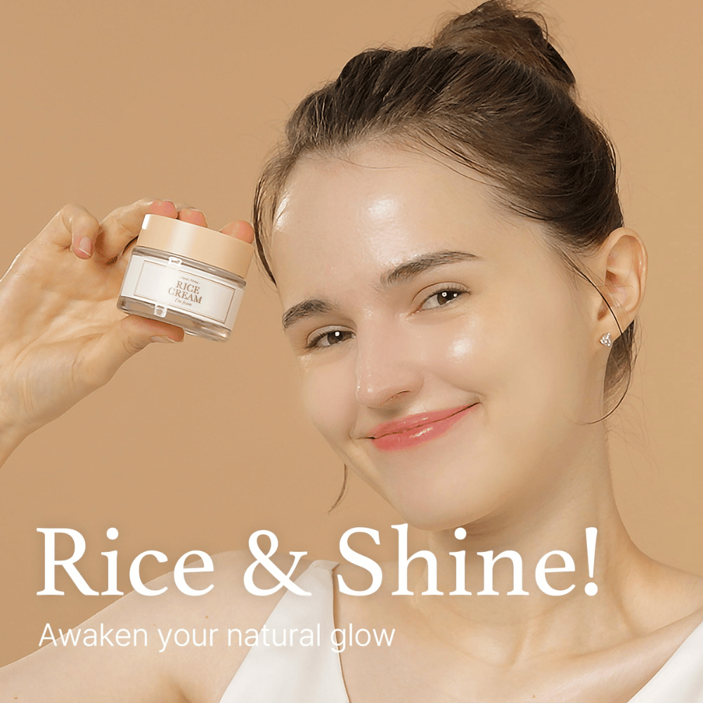 Joven mujer sonriendo sosteniendo un frasco etiquetado "RICE CREAM", con el texto "Rice & Shine! Despierta tu brillo natural" en el fondo.