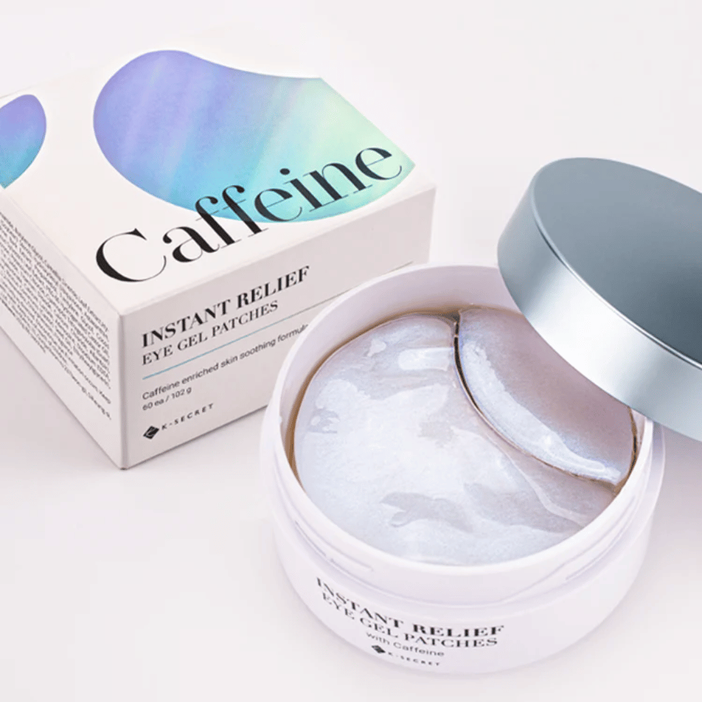 Lata y empaque de K-Secret Instant Relief Eye Gel Patches con cafeína, abierto y mostrando almohadillas de hidrogel brillantes.