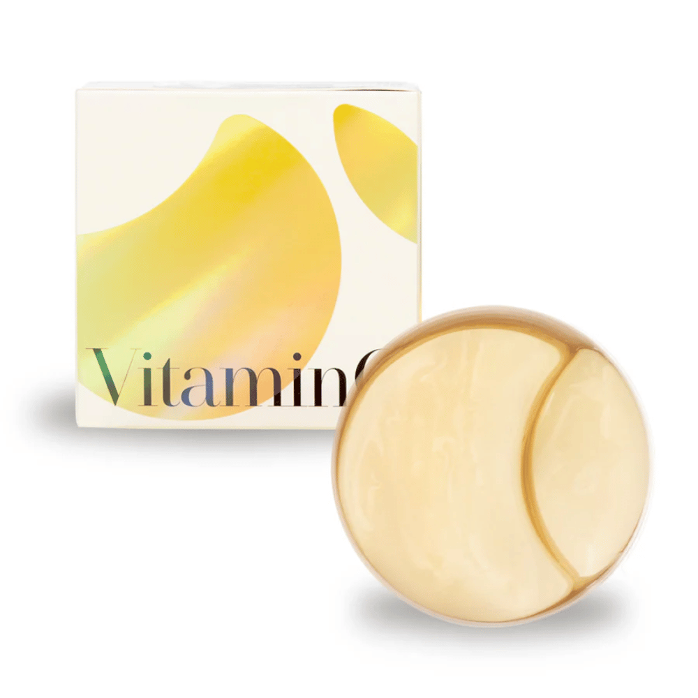 K-Secret parches de gel para ojos extra iluminadores con vitamina C en hidrogel dorado, tarro y empaque en el fondo.
