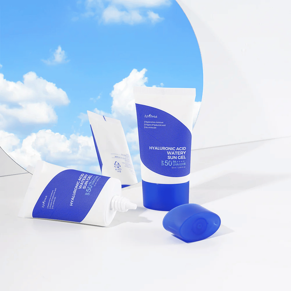 Un conjunto Isntree Hyaluronic Acid Watery Sun Gel Set sobre un fondo blanco.