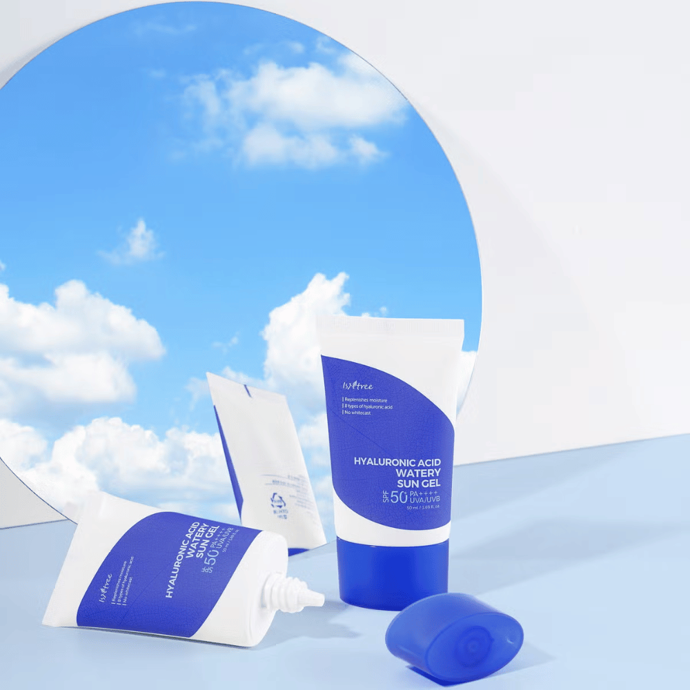 Un Hyaluronic Acid Watery Sun Gel azul y blanco de 50 ml set de cuidado de la piel con SPF50+ sobre fondo blanco de Isntree.