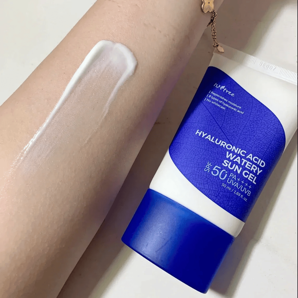 Isntree Hyaluronic Acid Watery Sun Gel SPF50+ PA++++ 50ml – crema solar hidratante con ácido hialurónico, mostrada en la piel sin efecto blanco.