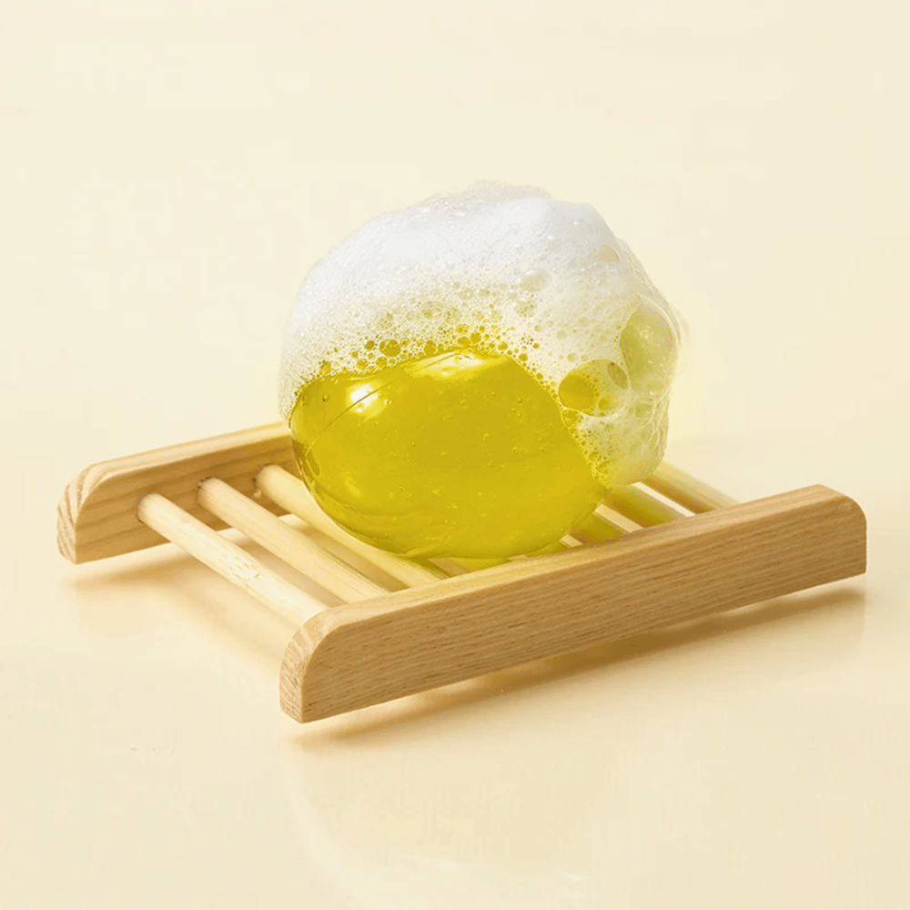 Espumosa Ongredients Jeju Cica Cleansing Ball en jabonera – limpieza suave que fortalece la barrera cutánea y reduce la irritación.
