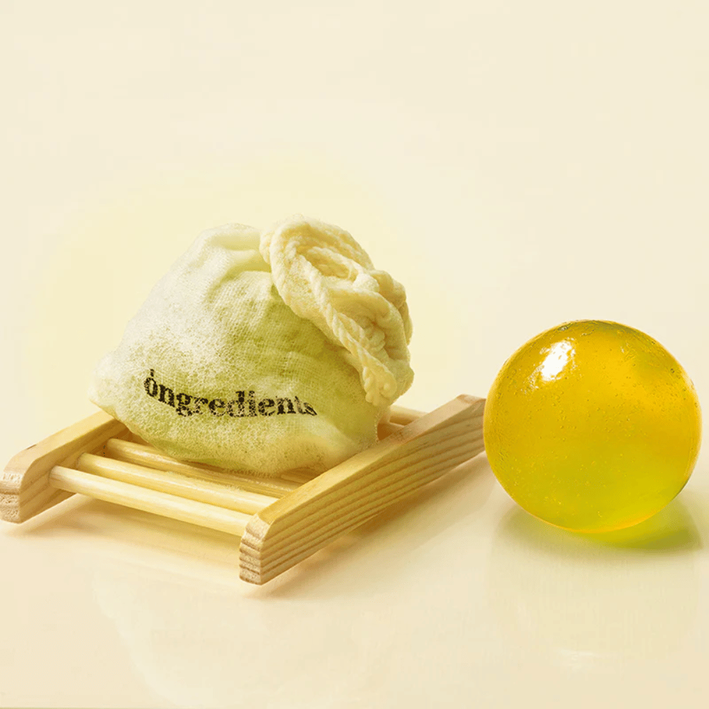 Ongredients Jeju Cica Cleansing Ball – limpieza sólida con bolsa de tela, suave para la piel y hecha con ingredientes de origen vegetal.