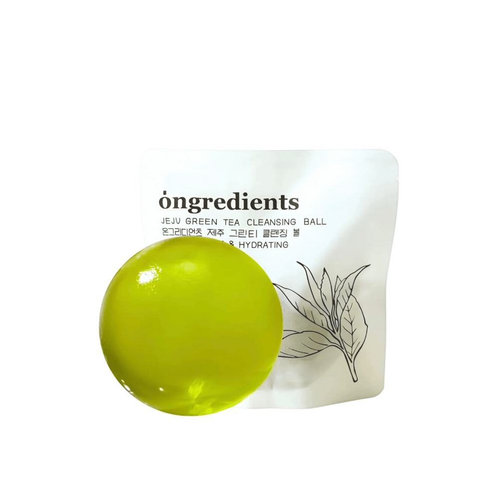 Imagen del producto de Óngredients Jeju Green Tea Cleansing Ball frente al empaque – limpieza vegana que refresca e hidrata la piel.