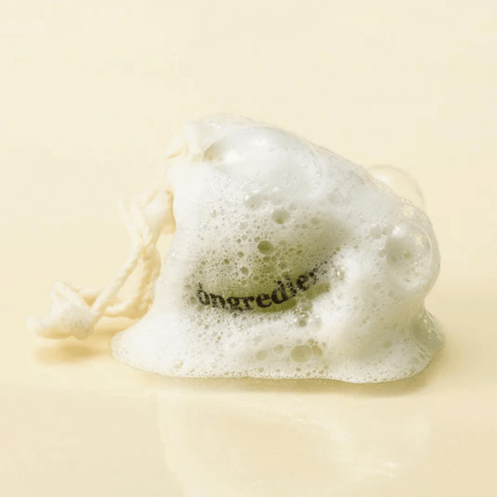 Óngredients Jeju Green Tea Cleansing Ball en bolsa de red cubierta de espuma suave – jabón facial coreano natural.