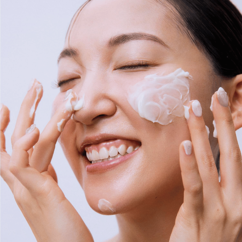 Beauty of Joseon Jello Skin Massage Cream se aplica en el rostro para un masaje hidratante y una barrera cutánea fortalecida.