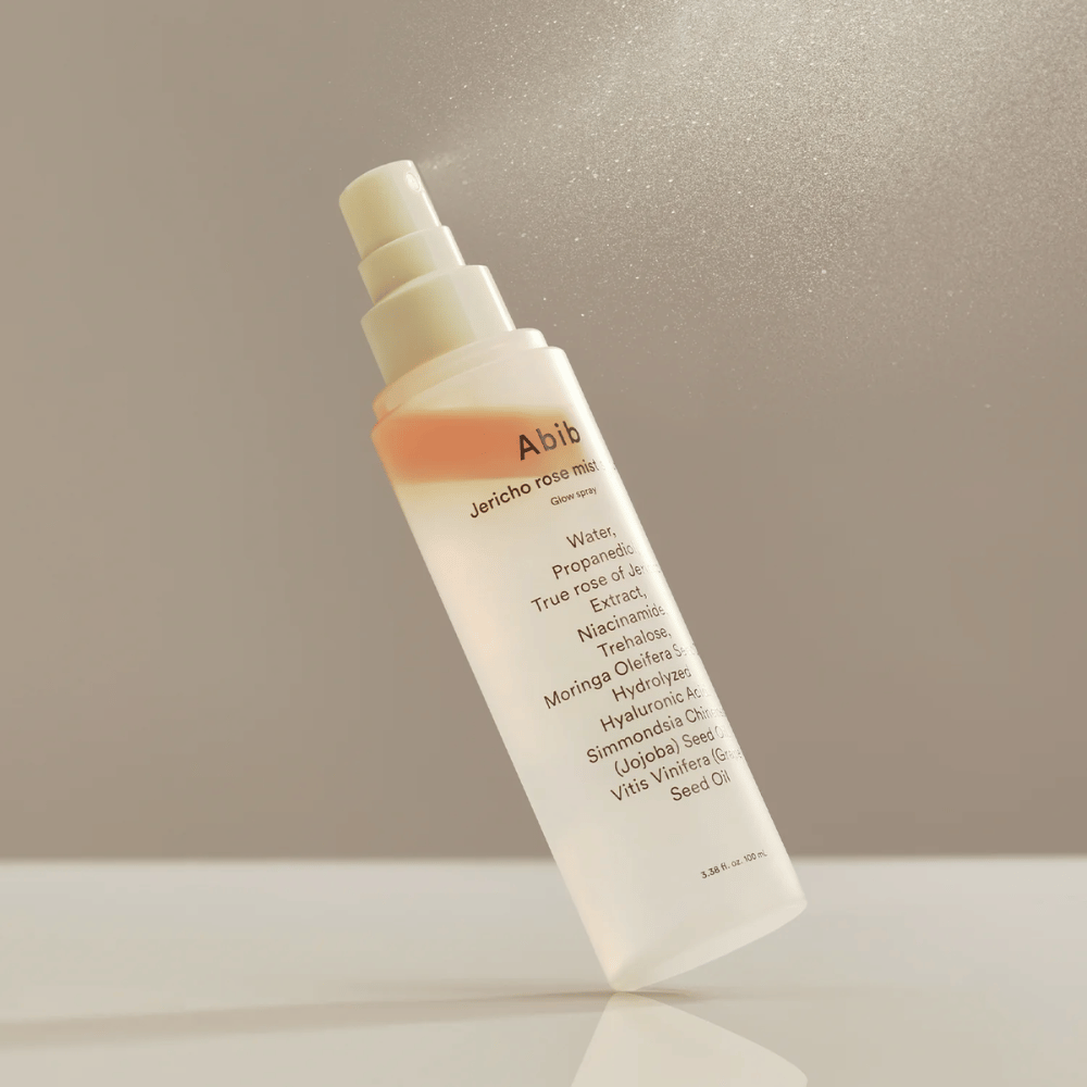 Abib Jericho Rose Mist Serum se rocía en el aire. Niebla ligera y fresca con aceite de rosa y moringa para un brillo natural.