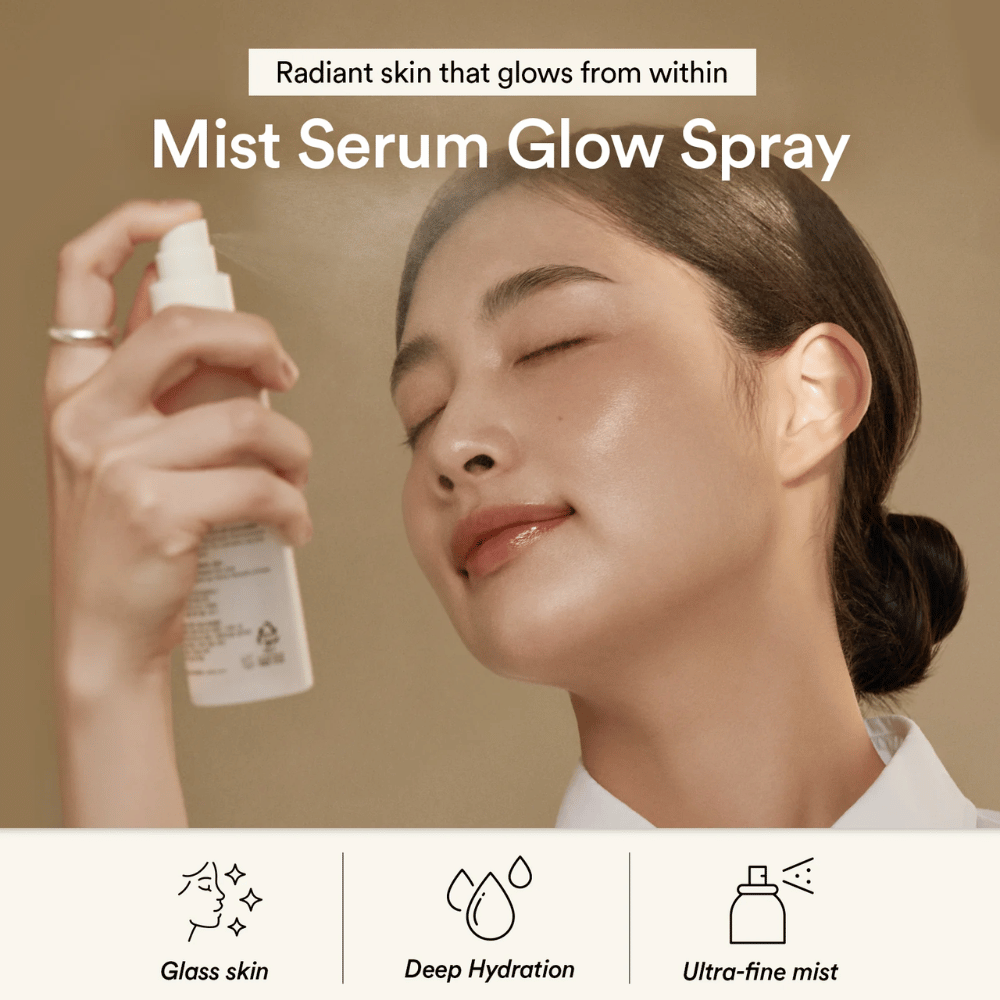 Mujer rocía Abib Jericho Rose Mist Serum en el rostro. Niebla fina que proporciona hidratación profunda y efecto glow.