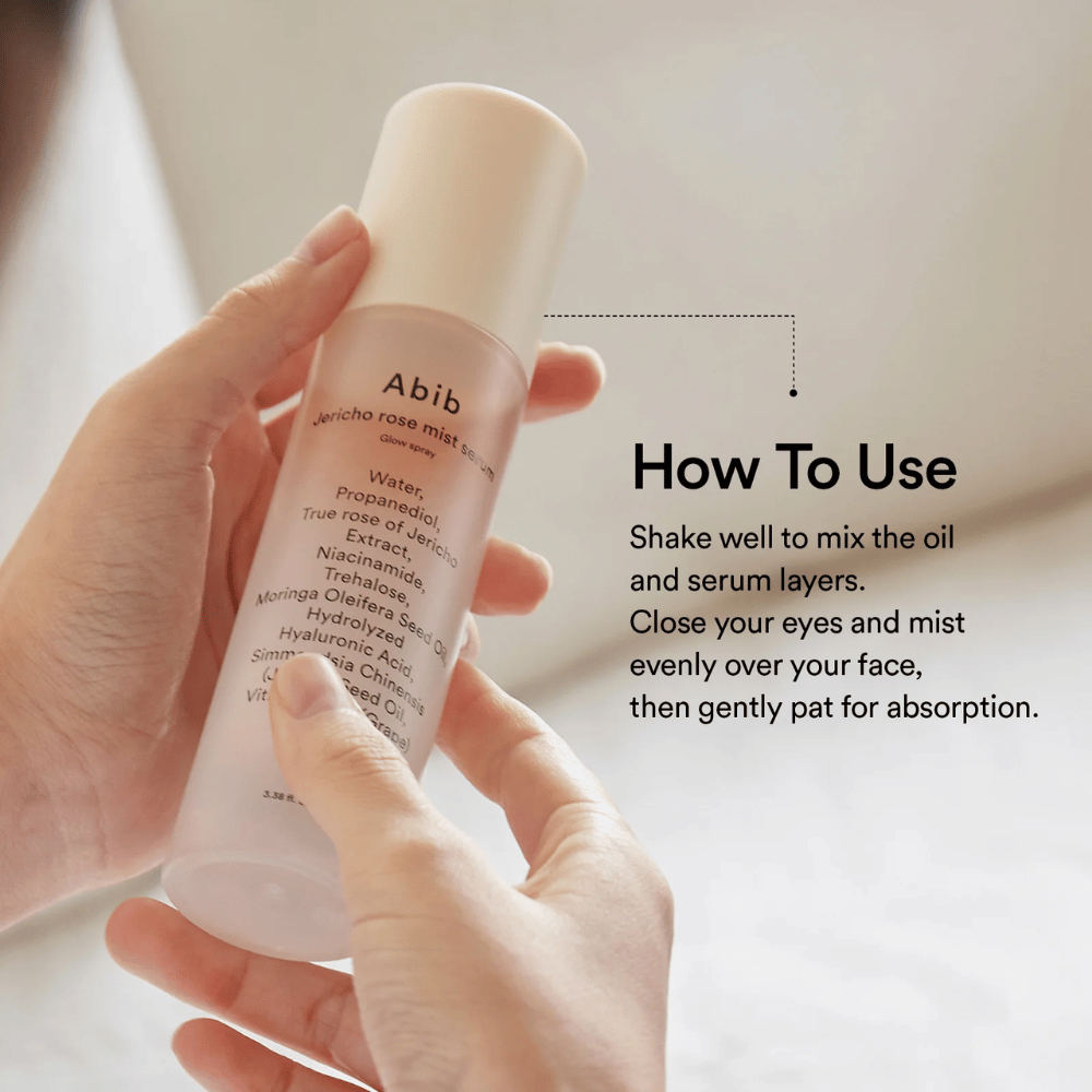 Persona sostiene Abib Jericho Rose Mist Serum y muestra cómo agitar la botella para mezclar el aceite y el suero antes de usar.