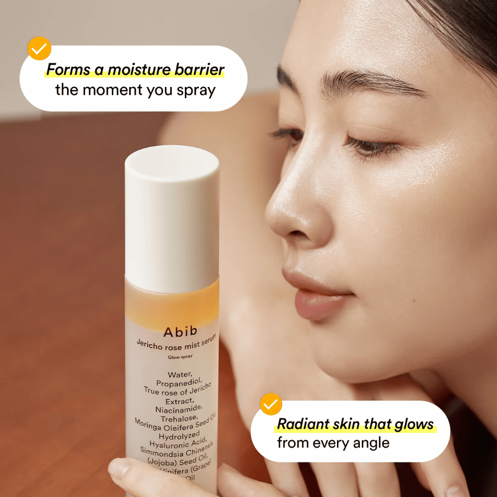 Kvinna visar sin återfuktade hud efter användning av Abib Jericho Rose Mist Serum. Skapar en skyddande fuktbarriär.