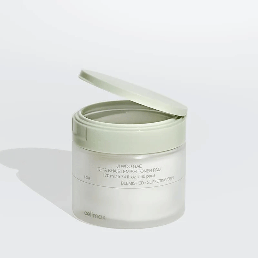 Tarro abierto de Celimax Ji Woo Gae Cica BHA Blemish Toner Pad. Almohadillas limpiadoras suaves que calman y equilibran la piel.