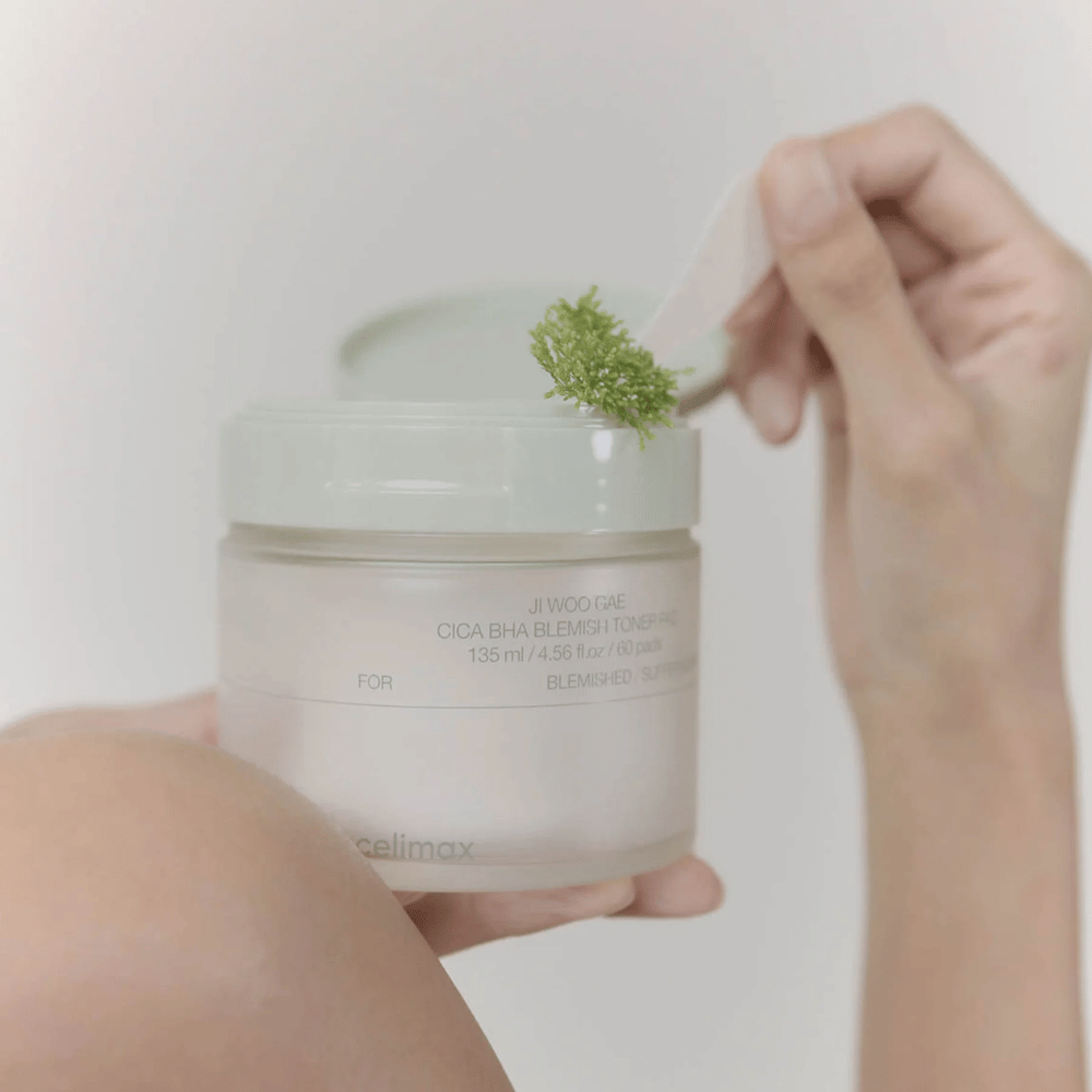 Celimax Ji Woo Gae Cica BHA Blemish Toner Pad con extracto de centella se muestra en uso – exfoliación suave para una piel clara.