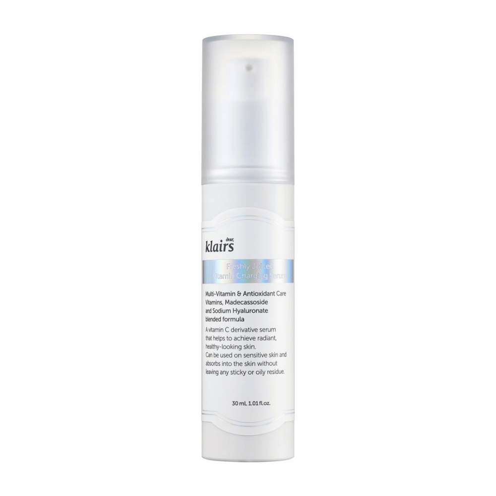 Un frasco de suero blanco de Klairs, Freshly Juiced Vitamin Charging Serum, con texto sobre contenido y beneficios, sobre fondo blanco.
