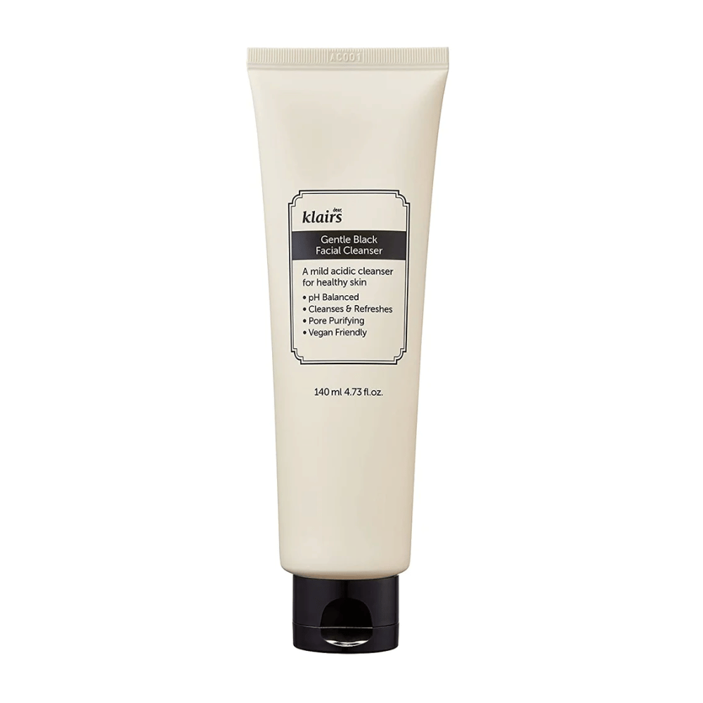 Un tubo de Klairs Gentle Black Facial Cleanser con tapa negra y texto sobre propiedades, como suave y equilibrado en pH, sobre un fondo blanco limpio.