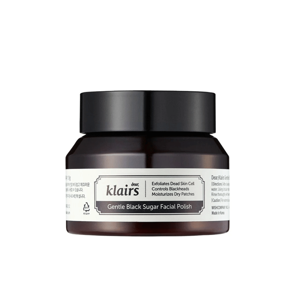 Un tarro Klairs Gentle Black Sugar Facial Polish con tapa negra y etiqueta, sobre un fondo neutral.