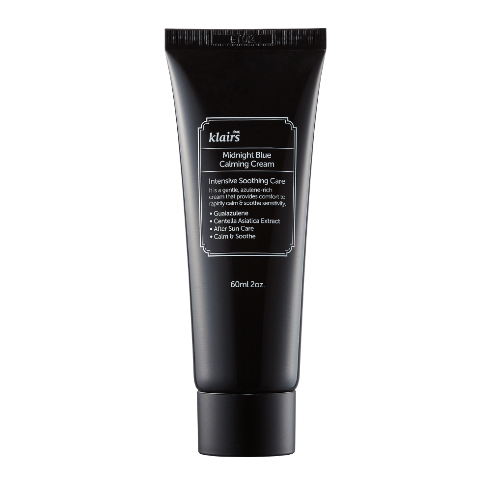Un tubo negro de Klairs Midnight Blue Calming Cream, descrito como una crema intensamente calmante, frente a un fondo blanco.