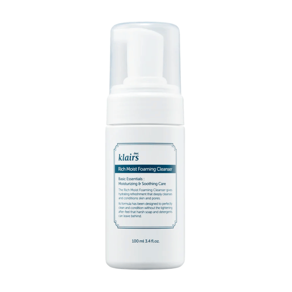 Un frasco con bomba de Klairs Rich Moist Foaming Cleanser con descripción de propiedades hidratantes y calmantes, sobre un fondo blanco.