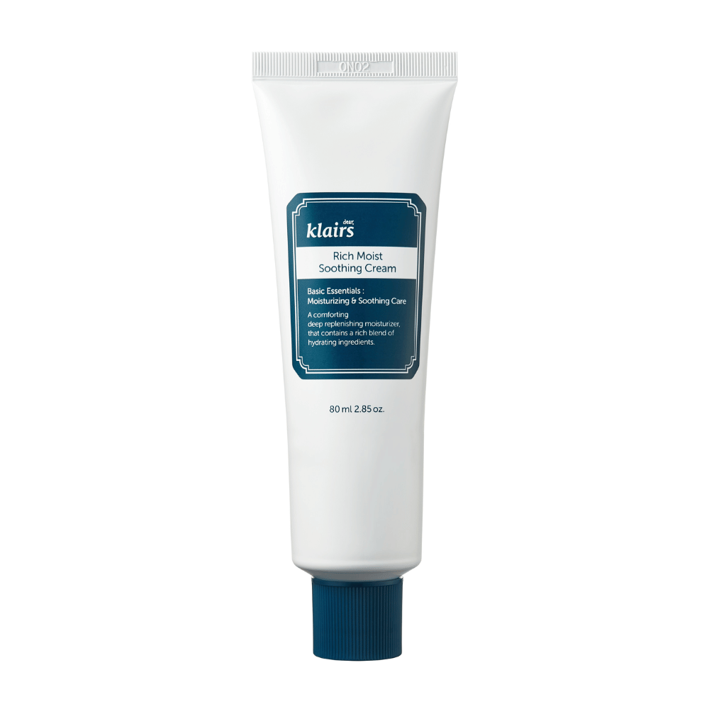 Un tubo de Klairs Rich Moist Soothing Cream con detalles azul oscuro e información del producto, presentado sobre un fondo blanco limpio.